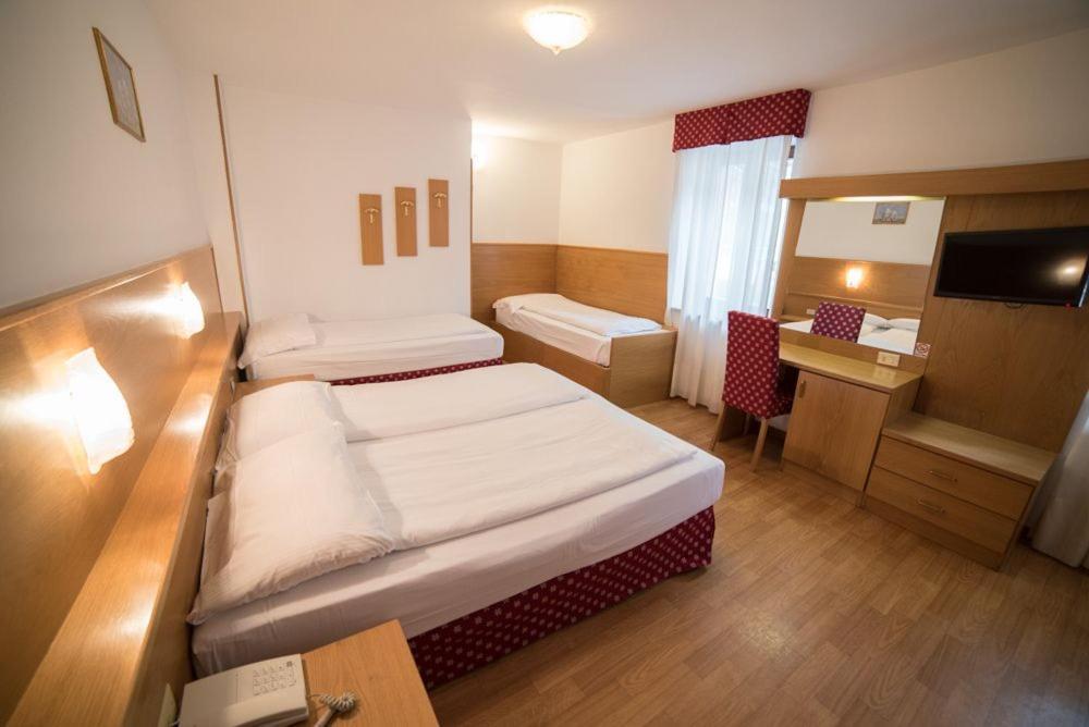 Hotel Due Spade Folgaria Eksteriør bilde